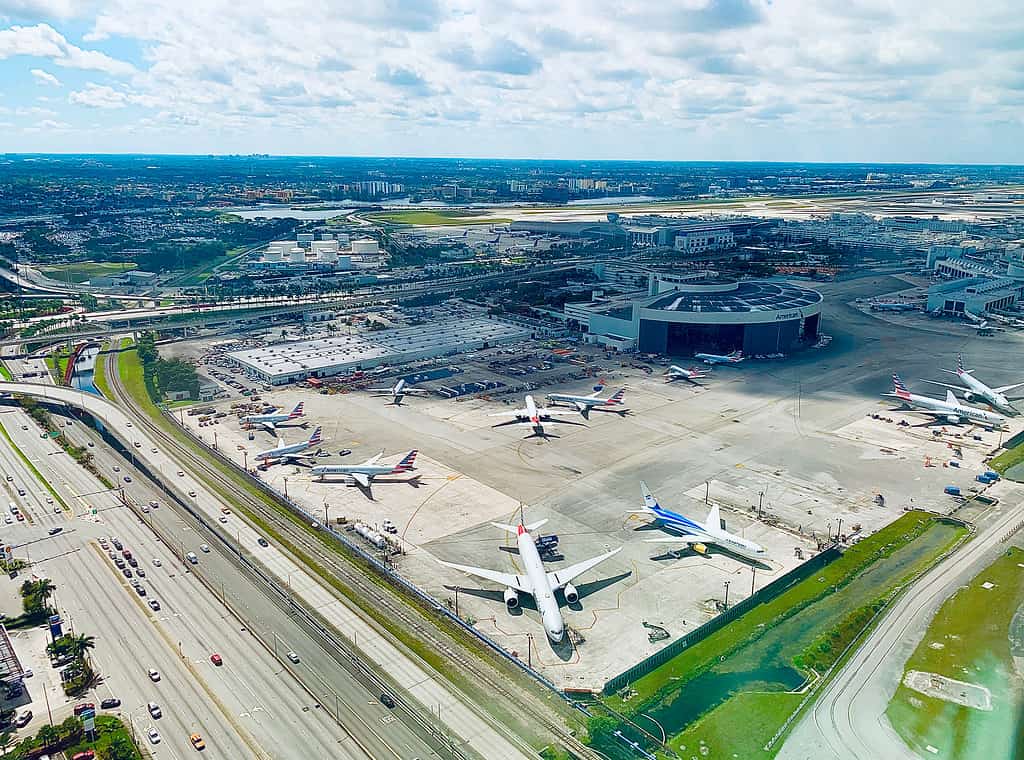 Aerei delle compagnie aeree americane, aerei sulla rampa dell'aeroporto internazionale di Miami