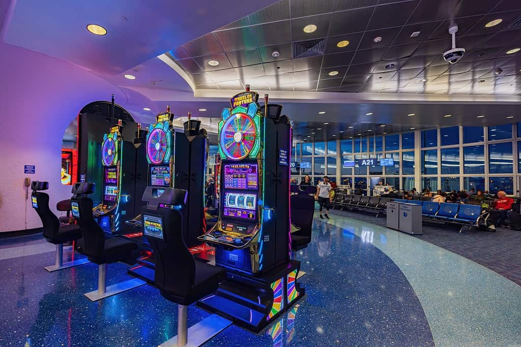 Vista interna della sala d'attesa con slot machine nell'aeroporto internazionale Harry Reid