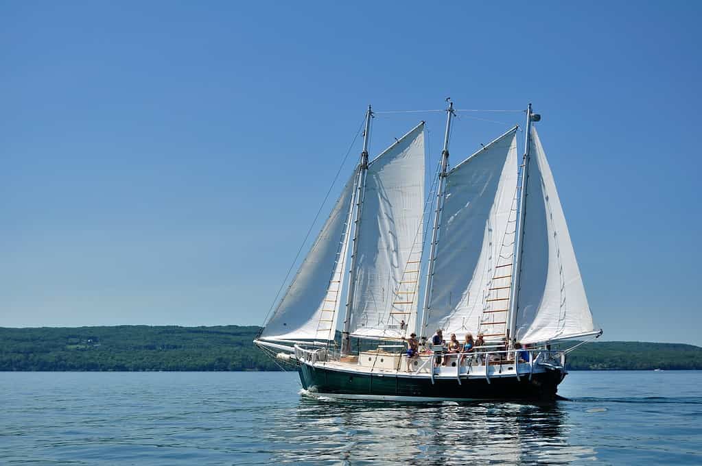 Barca a vela goletta che naviga in una bella giornata estiva