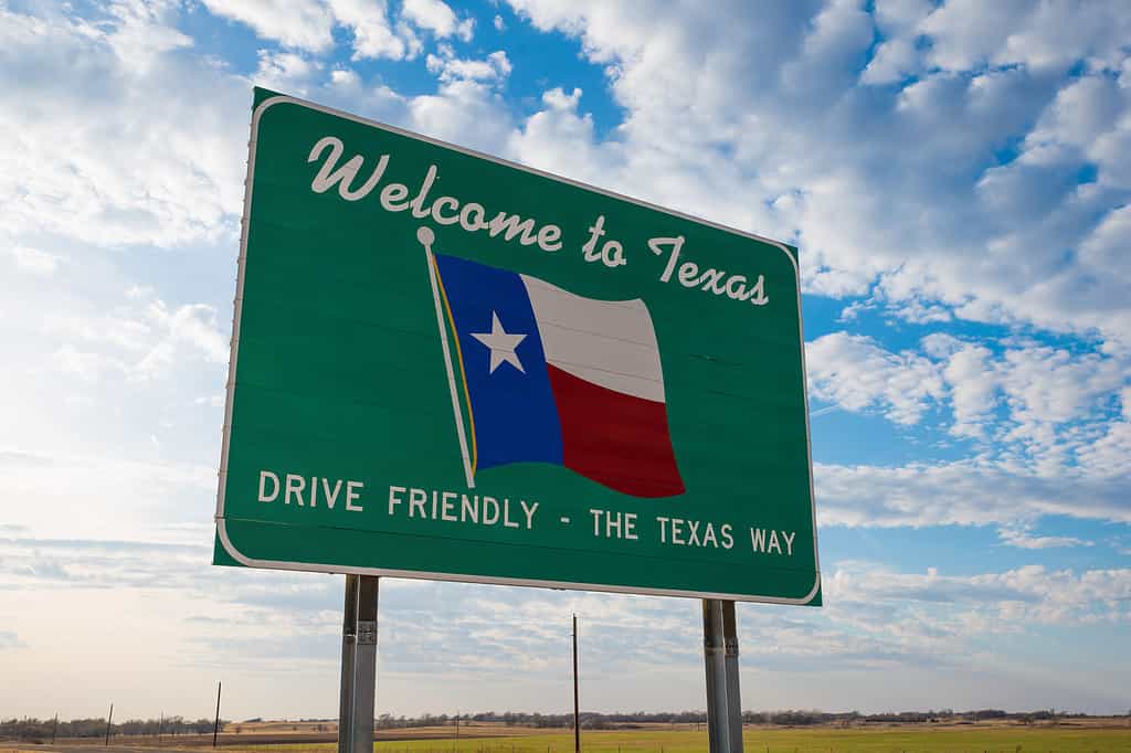 Benvenuti al cartello stradale Texas davanti al cielo nuvoloso