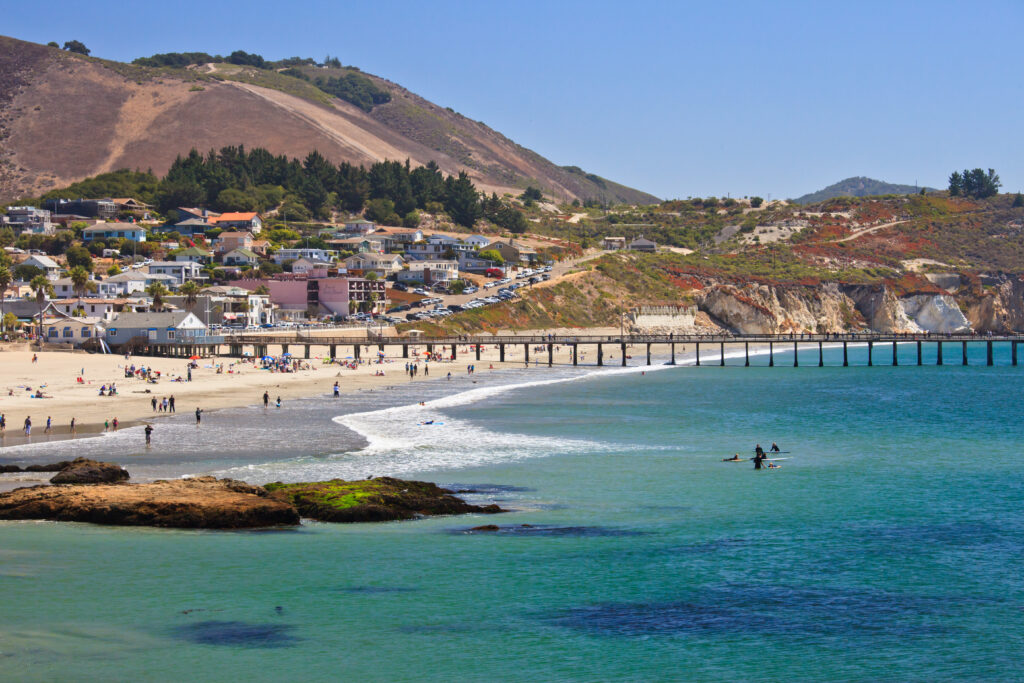 Vista del lungomare e della costa di Avila Beach in California
