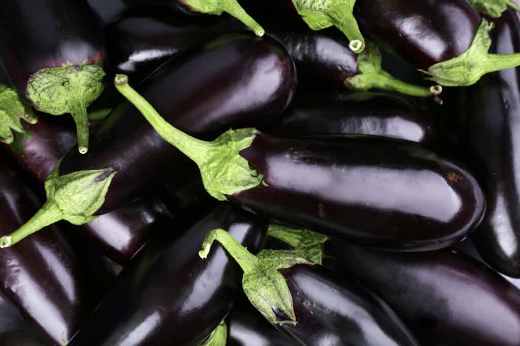 Pila di melanzane fresche.