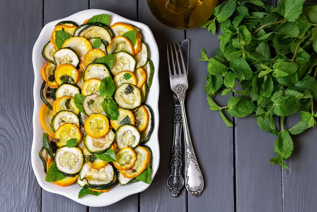 Zucchine alla Scapece.  Zucchine e zucchine marinate in olio d'oliva con aglio e menta.  Cucina italiana.