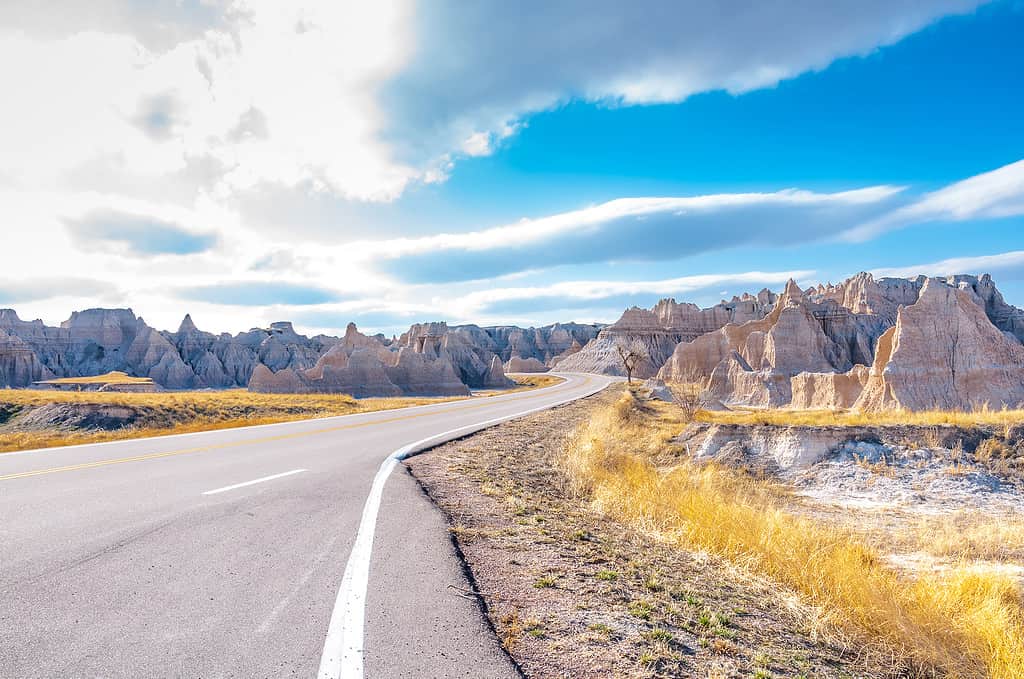 Vista panoramica delle formazioni rocciose nel Parco nazionale Badlands, Dakota del Sud, Stati Uniti d'America alla luce del giorno