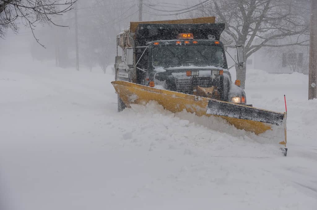 Questo spazzaneve sta sgombrando la neve durante un nor'easter in Massachusetts.