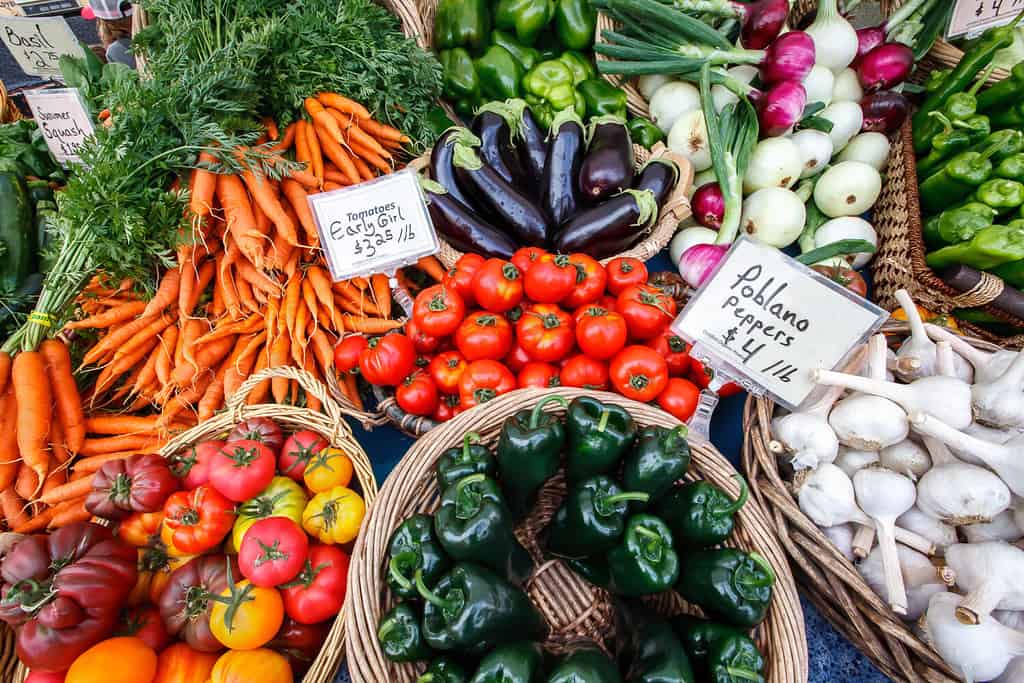 Verdure biologiche colorate in un mercato locale degli agricoltori.