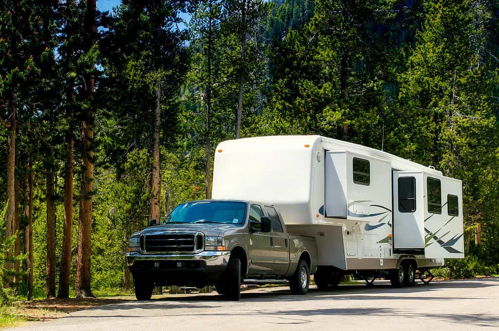 Rimorchio per camper, camioncino, rimorchio per veicoli, strada, foresta