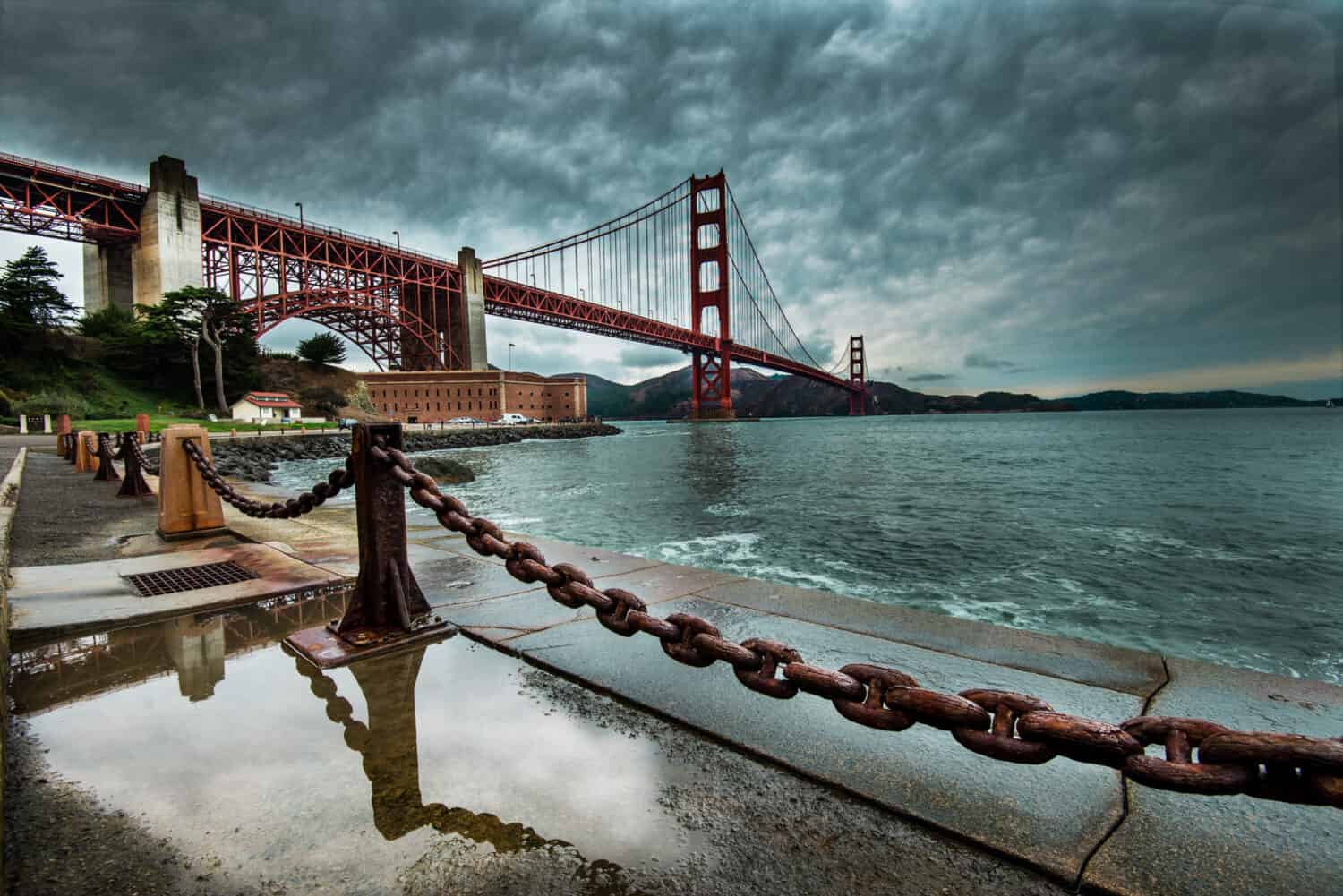 Golden Gate Bridge dopo la pioggia 