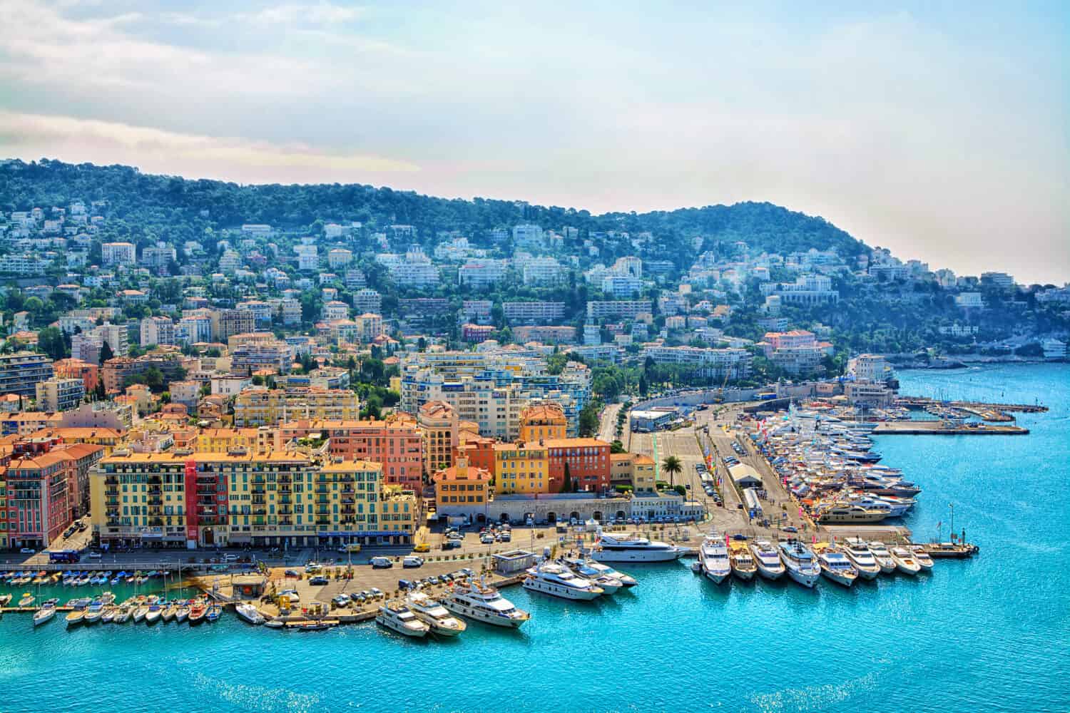 Costa Azzurra Francia.  Bella vista aerea panoramica città di Nizza, Francia.  Resort di lusso della riviera francese