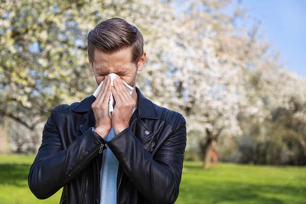 Uomo con allergie