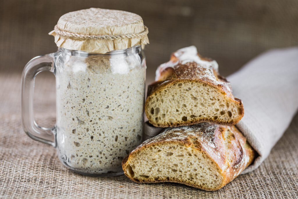 Il lievito per il pane è attivo.  Lievito madre di avviamento.  Il concetto di una dieta sana