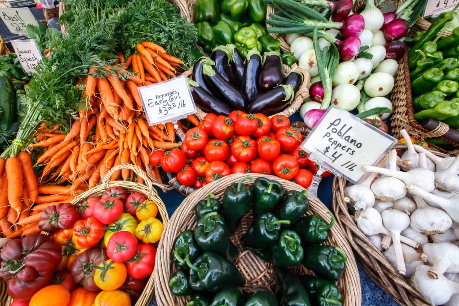 Verdure biologiche colorate in un mercato locale degli agricoltori.