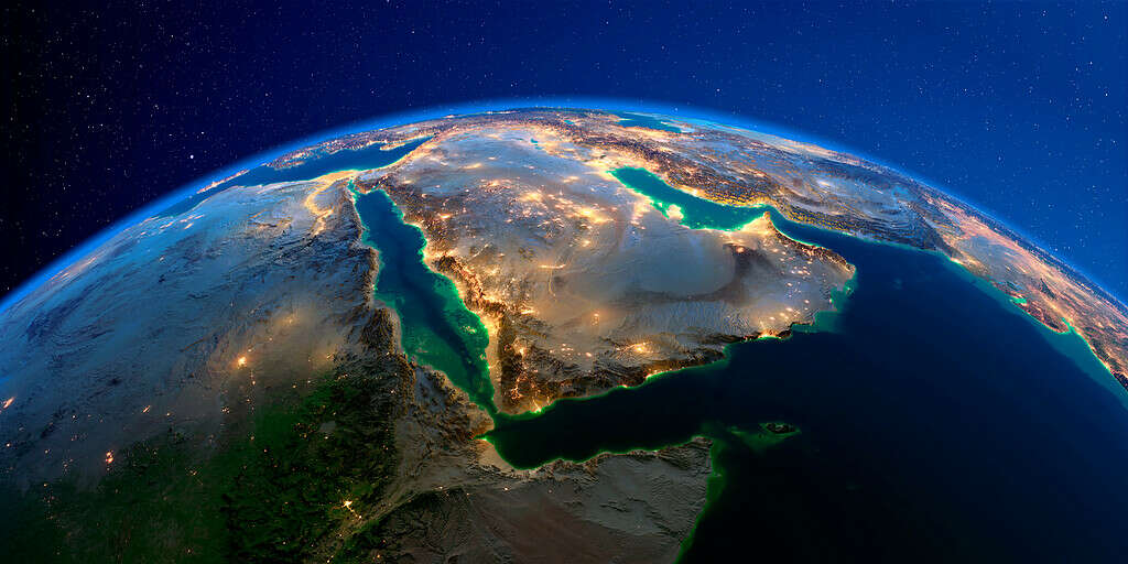 Pianeta Terra con dettagliati rilievi esagerati di notte illuminati dalle luci delle città.  Arabia Saudita.  Rappresentazione 3D.  Elementi di questa immagine forniti dalla NASA