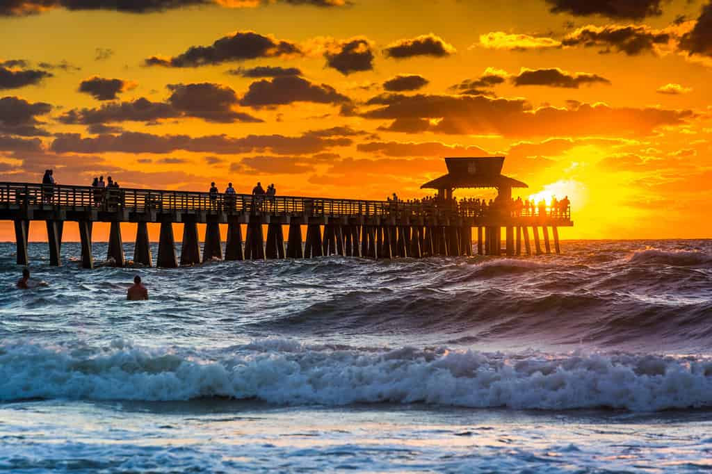 Tramonto sul molo di pesca e sul Golfo del Messico a Naples, in Florida.