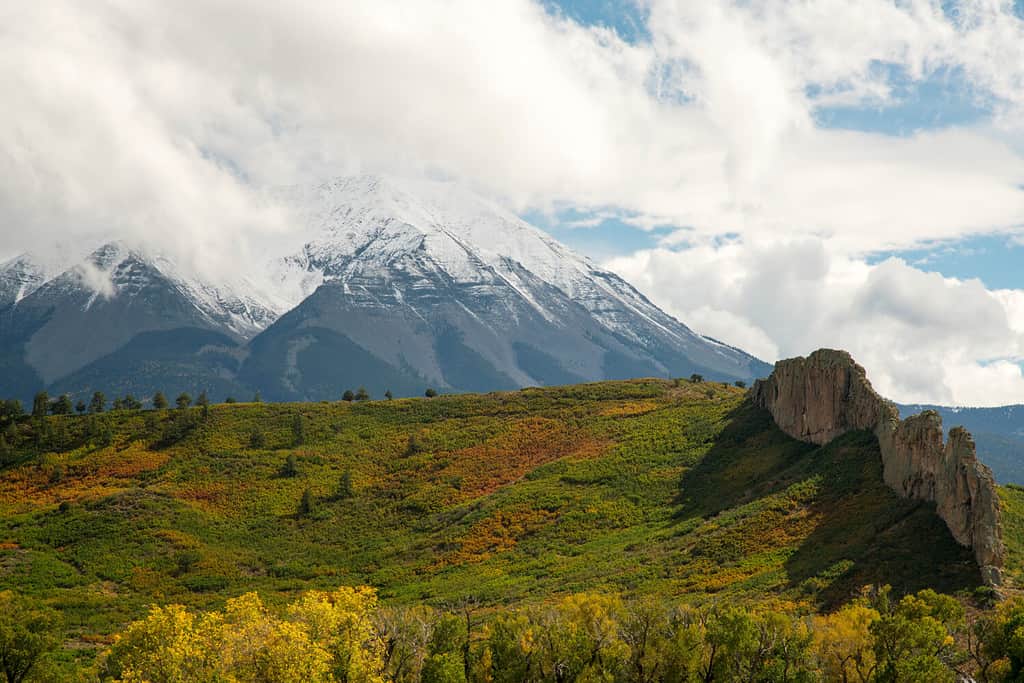 Immagine autunnale delle dighe vulcaniche sul West Spanish Peak vicino a La Veta, Coorado