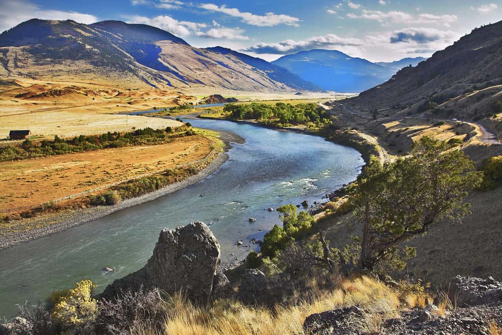 Il bel fiume Missouri scorre dolcemente tra pittoresche colline