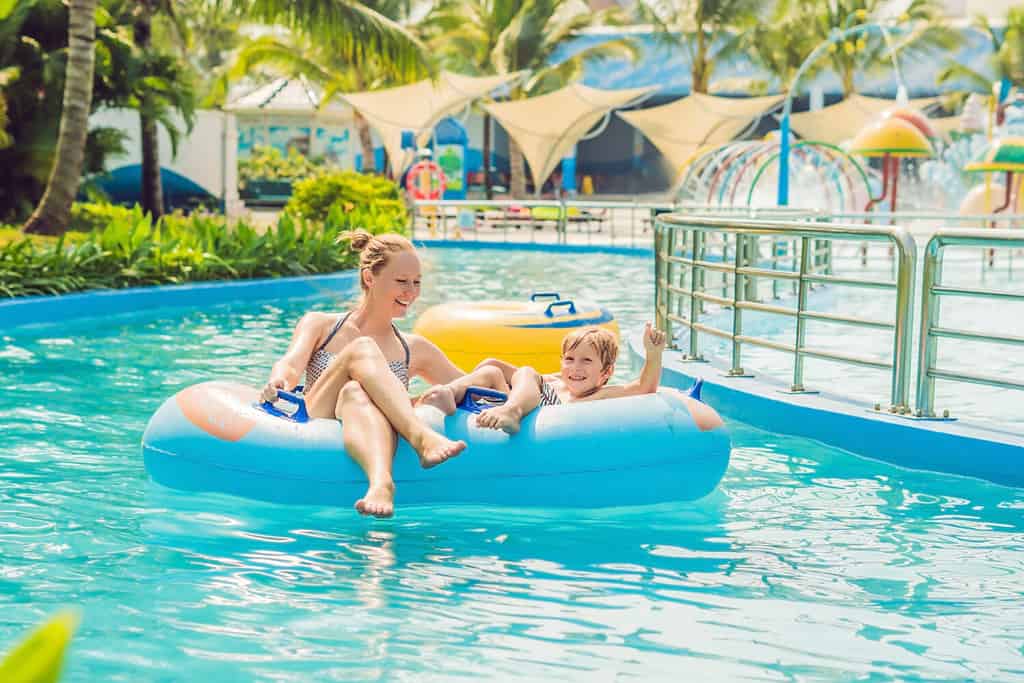 Mamma e figlio si divertono al parco acquatico.