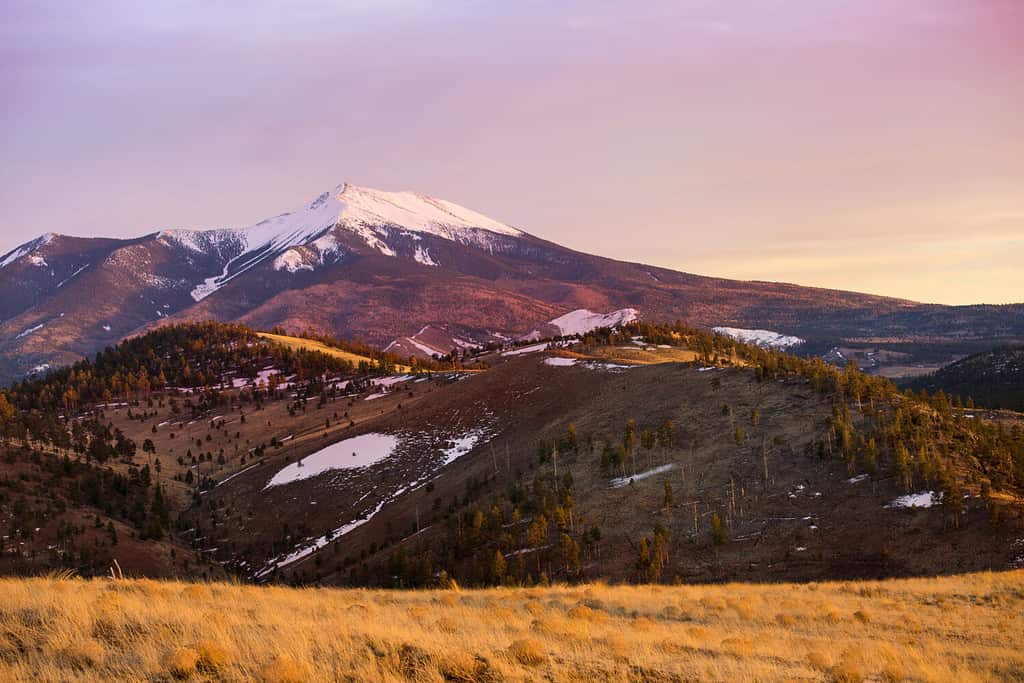 Un bel tramonto sul Monte Humphrey vicino a Flagstaff, in Arizona.