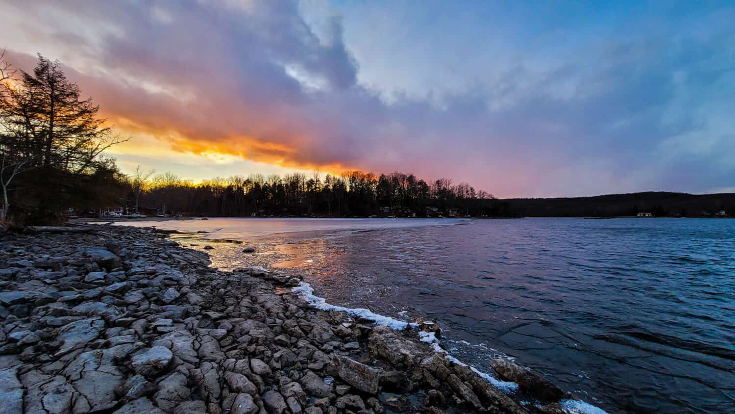 Tramonto al lago Swartswood nel New Jersey. 