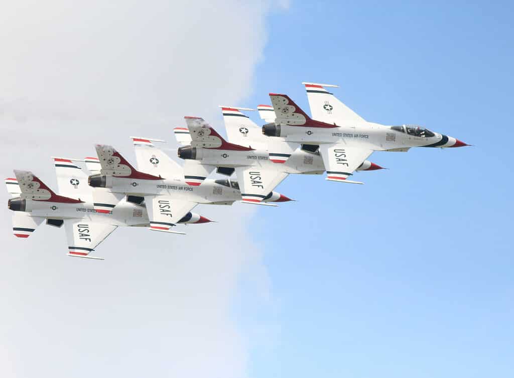 Dayton, OH, Stati Uniti d'America - 21 giugno 2015: United States Air Force Thunderbird dimostra la precisione del volo e le abilità di pilota di prim'ordine durante il Dayton International Airshow 2015