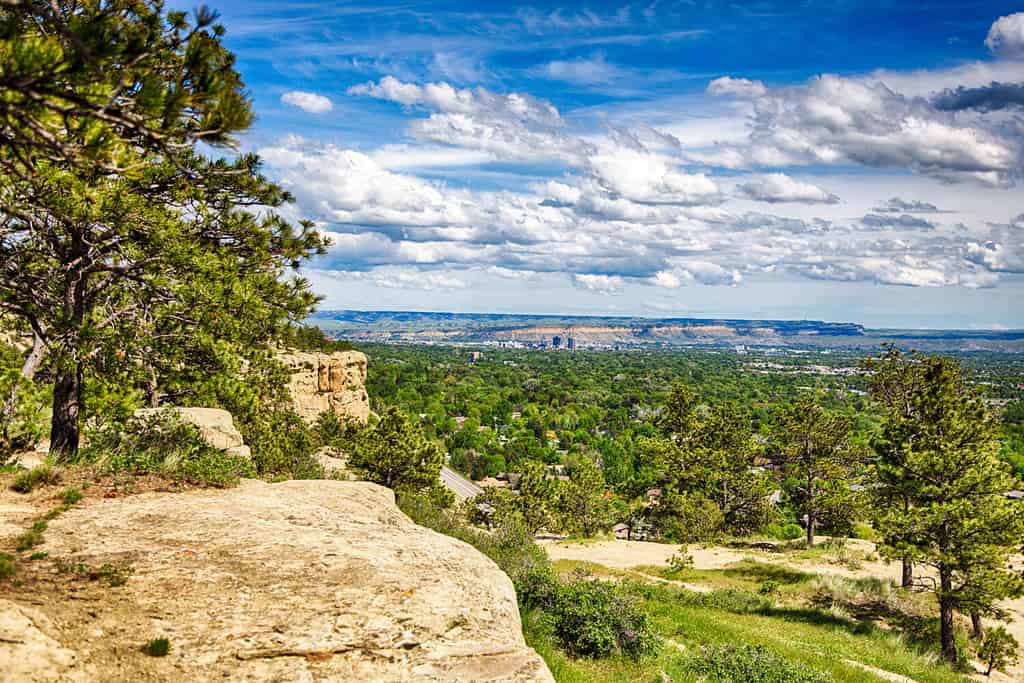 La vista dalla cima delle scogliere di arenaria che circondano Billings, Montana.