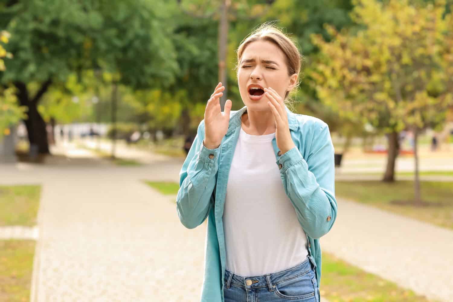 Giovane donna che soffre di allergia all'aperto