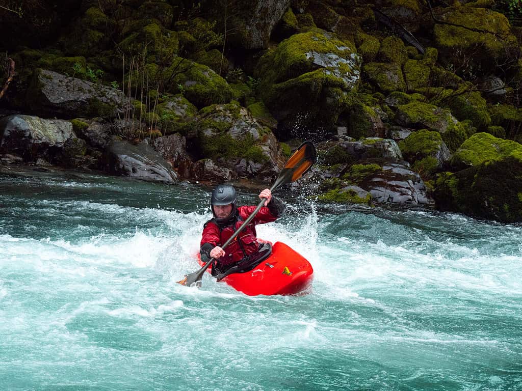 White water kayak sul fiume Smith nel nord della California