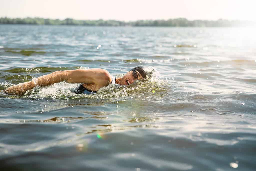 Nuotare nelle acque aperte di un fiume