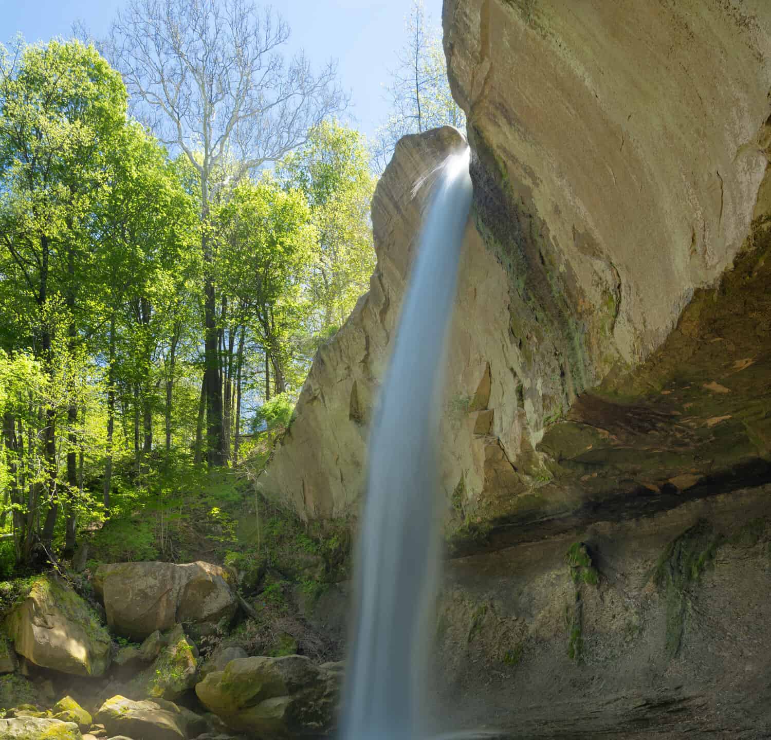 Le precipitanti Williamsport Falls con un'altezza di 90 piedi tagliano uno stretto beccuccio nel bordo di arenaria.