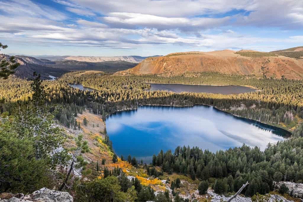 Vista aerea del lago George nel bacino dei Mammoth Lakes vicino al tramonto;  Lago Marie visibile sullo sfondo;  Montagne della Sierra orientale, California