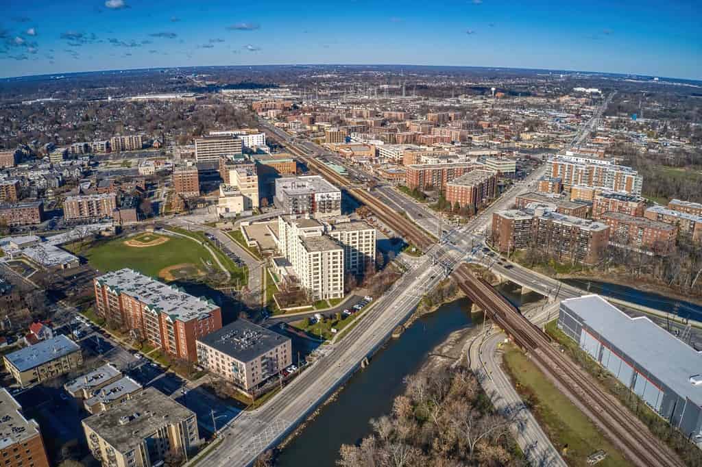 Vista aerea del sobborgo di Chicago di Des Plaines in autunno
