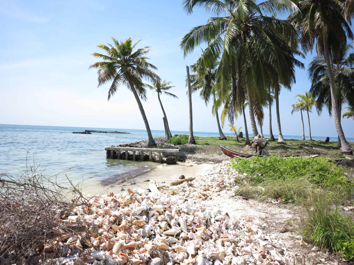 Persone felici e amichevoli vivono sulle isole dell'arcipelago di Rosario e San Bernardo nel Parco Nazionale Naturale tropicale al largo della costa della storica città turistica di Cartagena, Colombia Sud America