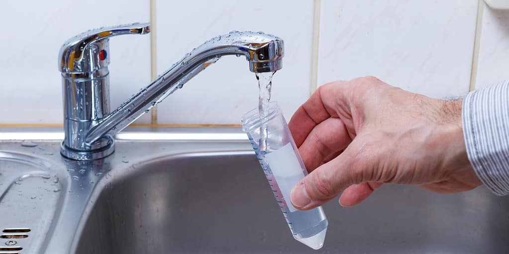 Acqua potabile nella provetta per analisi chimiche e microbiologiche