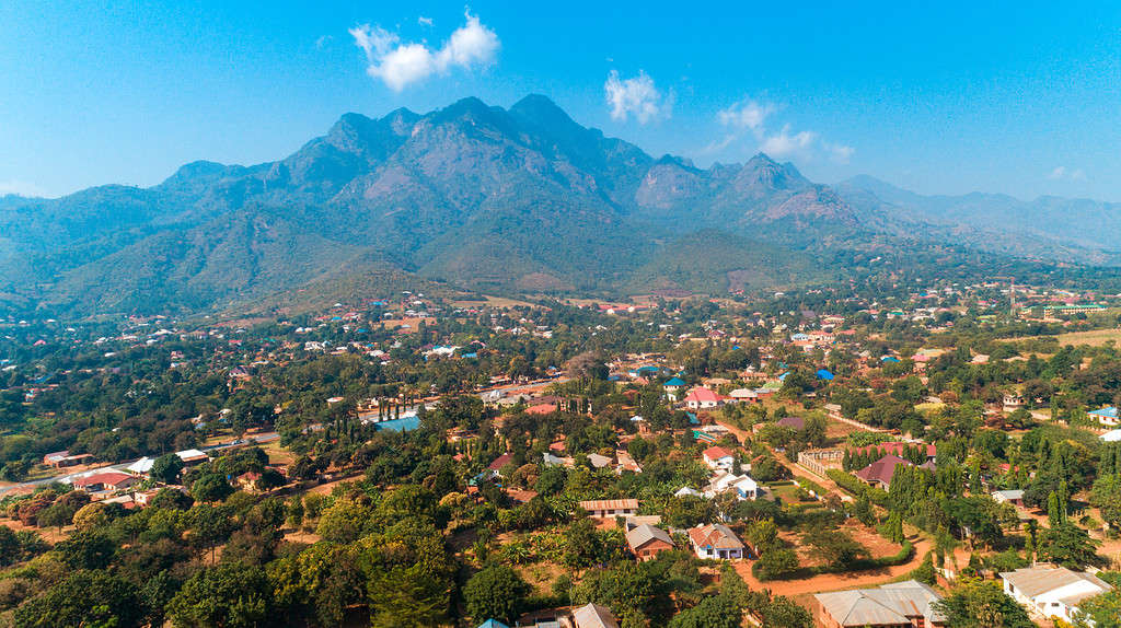 Vista aerea della città e della catena montuosa di Morogoro, Tanzania