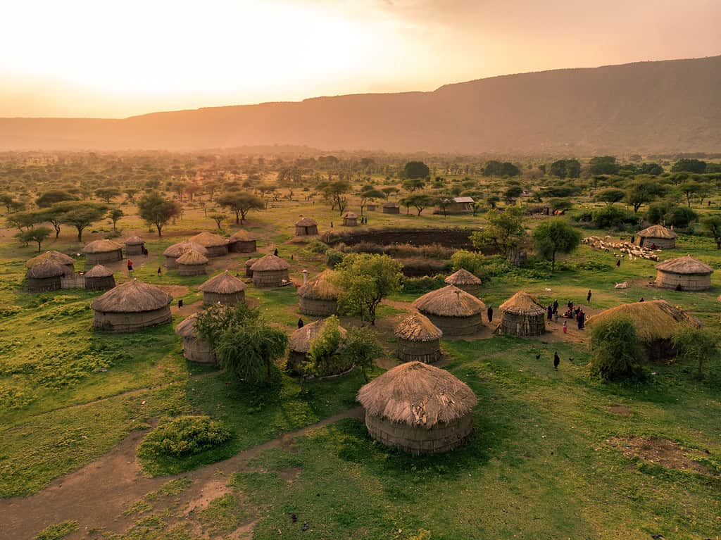 Il popolo Maasai vive in piccoli villaggi fuori Arusha