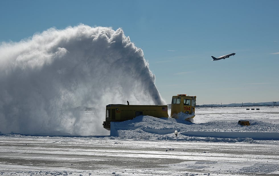 Uno spazzaneve fa il suo lavoro all'aeroporto internazionale di Boston Logan.