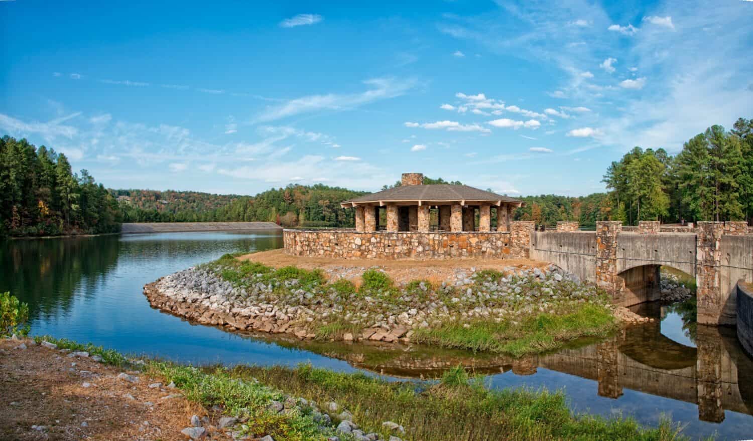 Oak Mountain State Park vicino a Birmingham in Alabama con cielo blu e riflessi sul lago