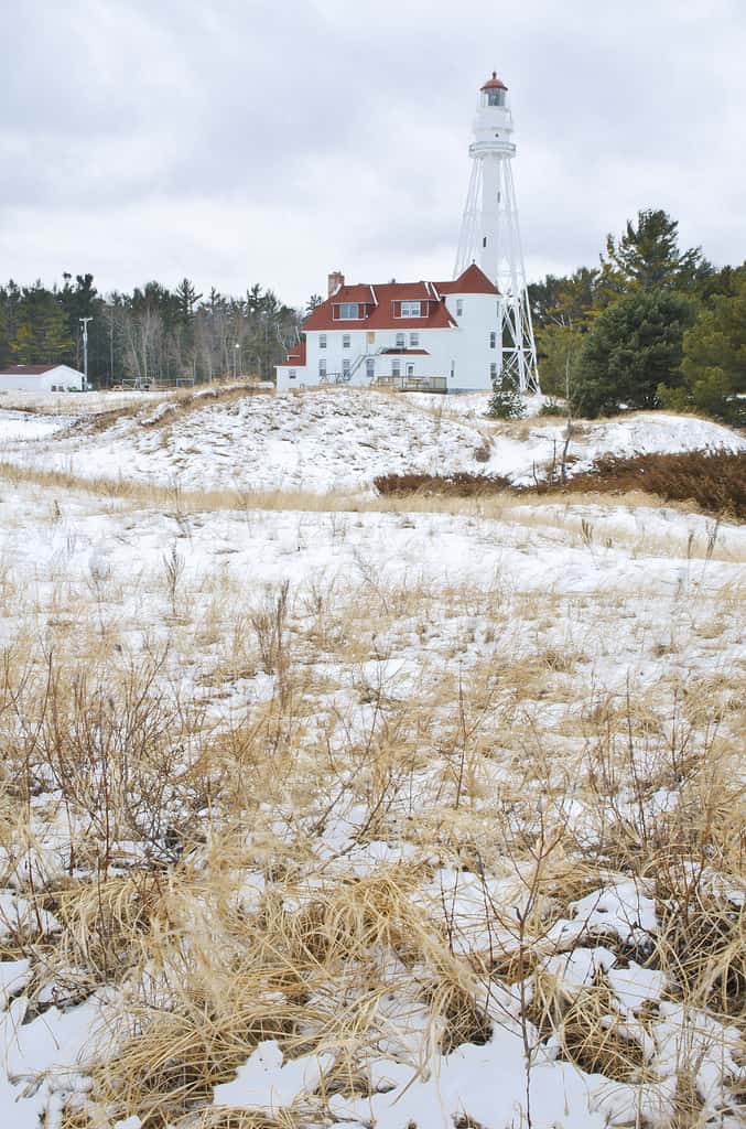 Il faro di Rawley's Point si affaccia sulla riva del lago Michigan in inverno, nella contea di Manitowoc, nel Wisconsin