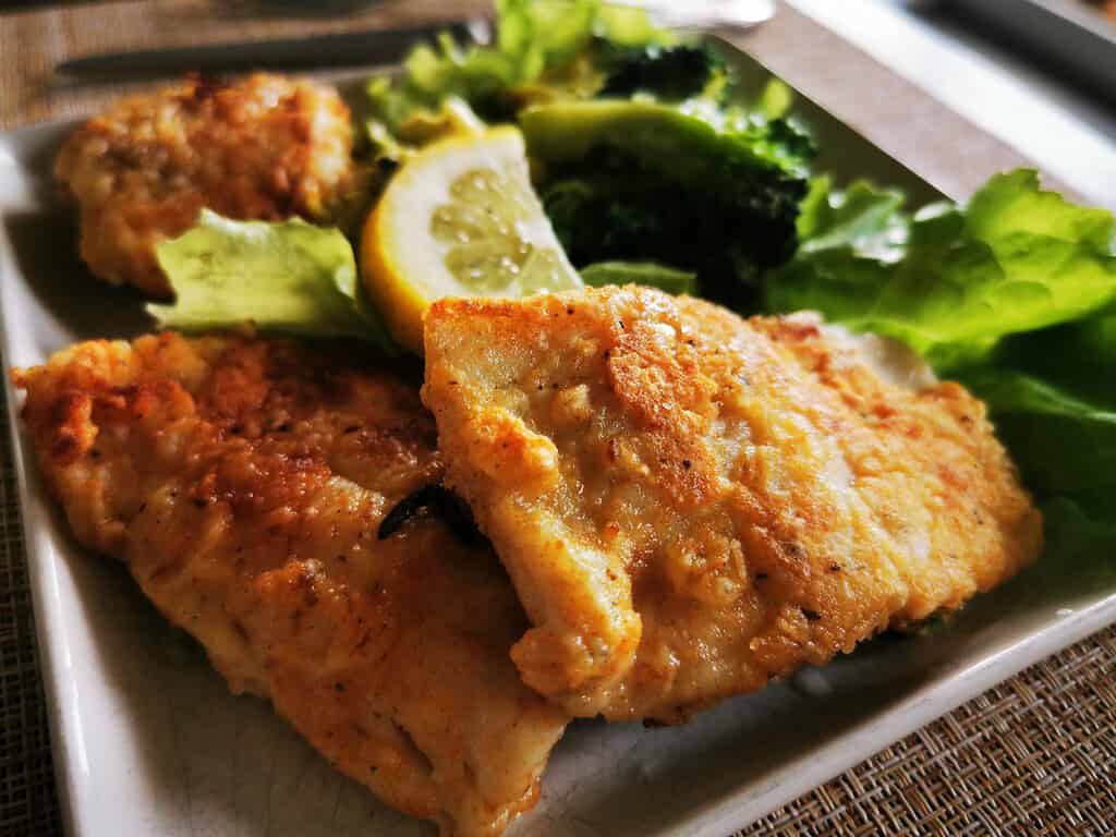 Pesce fritto.  Filetto di glaucomi impanato.  Guarnire con broccoli e verdure verdi.