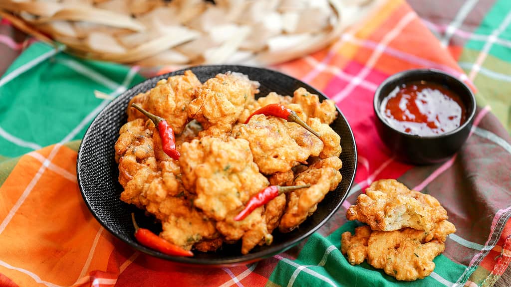 accras al peperoncino e salsa agrodolce su tessuto madras