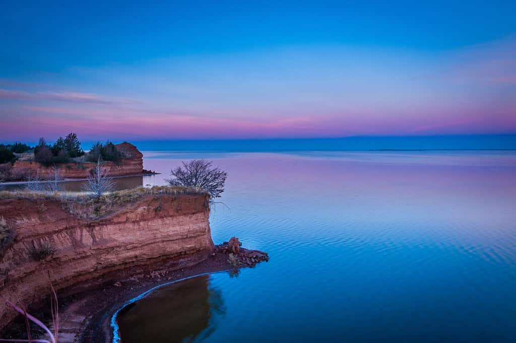 Luce mattutina sopra il lago d'acqua ferma, Great Salt Plains Lake, Oklahoma
