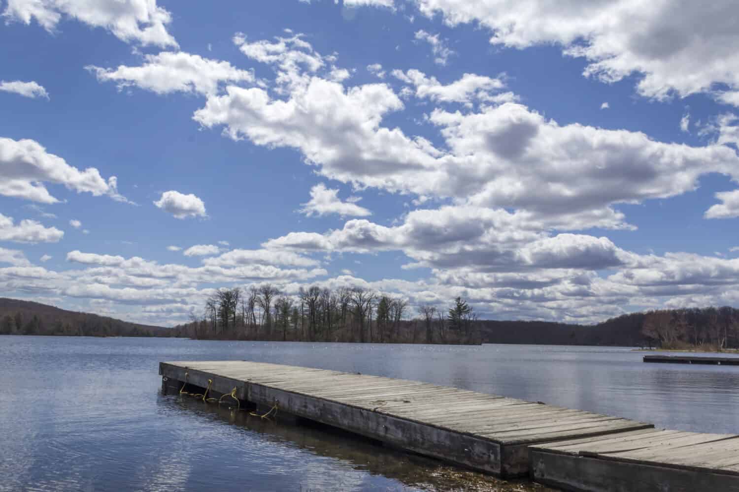 Il molo si estende sul lago Wawayanda all'inizio della primavera