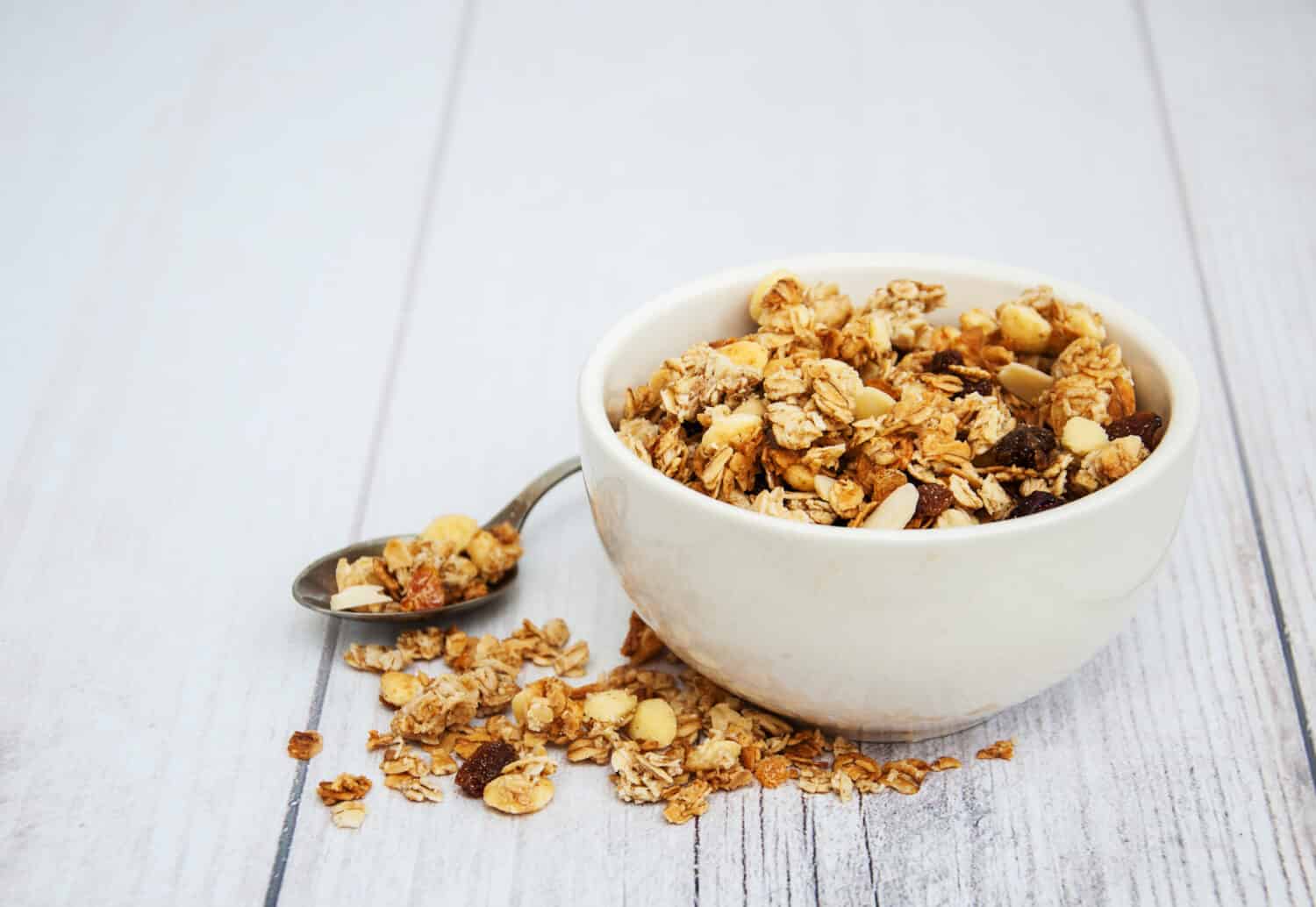 Ciotola con muesli su un vecchio tavolo di legno
