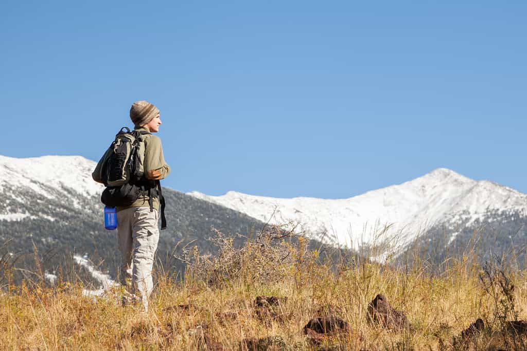 Escursionista si ferma a guardare Mountain View (Humphrey's Peak a Flagstaff, Arizona)