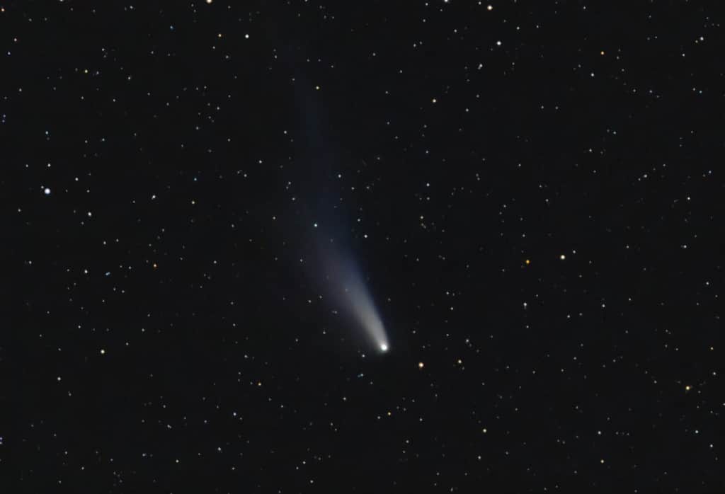 La cometa di Halley, fotografata durante la sua ultima apparizione nel 1986. Immagine amatoriale realizzata utilizzando una fotocamera SLR da 35 mm e pellicola, con un teleobiettivo da 135 mm.