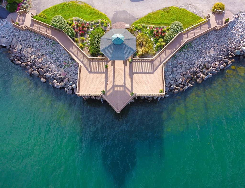 Una bella veduta aerea di un molo sul lago St. Clair, MI.  Posto perfetto per andare in barca, pescare, fare un picnic e molto altro ancora