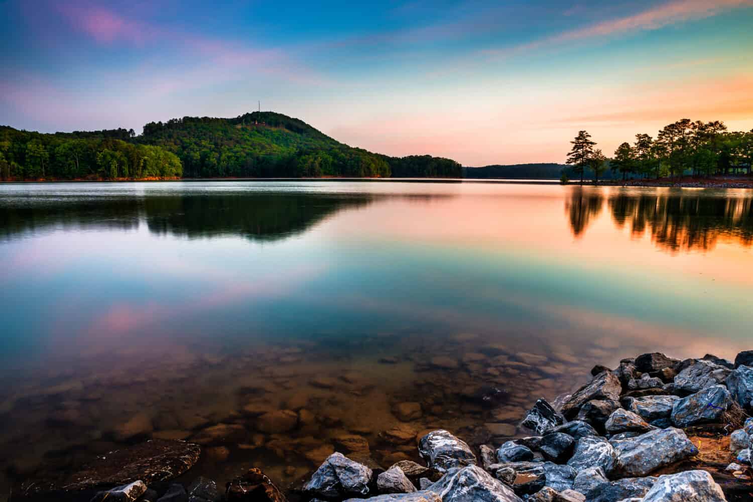 Lago Allatoona al Red Top Mountain State Park a nord di Atlanta all'alba