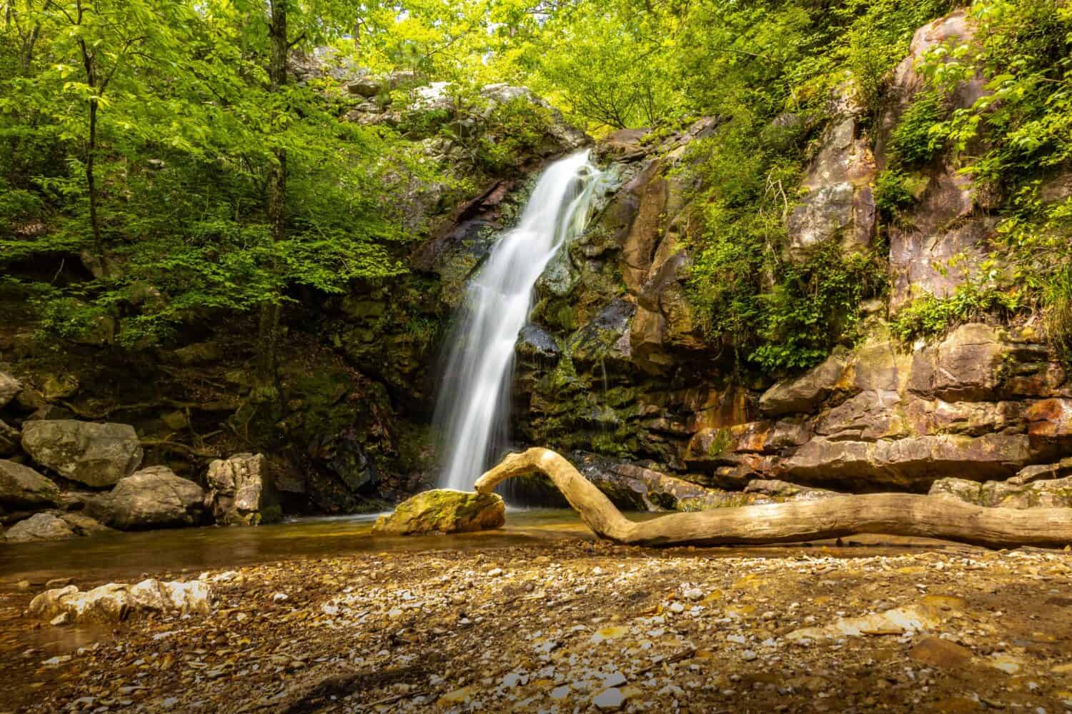 Una vista affascinante delle Peavine Falls nell'Oak Mountain State Park