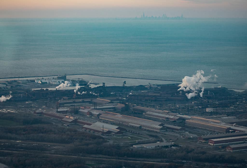 L'Arcelor Mittal Mill a Burns Harbour, IN guardando a nord-ovest.  La sagoma di Chicago è visibile all'orizzonte.  Anche il porto dell'Indiana è raffigurato in modo prominente qui.
