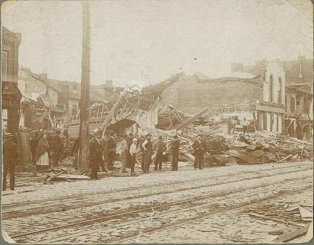 Una foto color seppia di South Broadway, St. Louis, MO, 27 maggio 1896